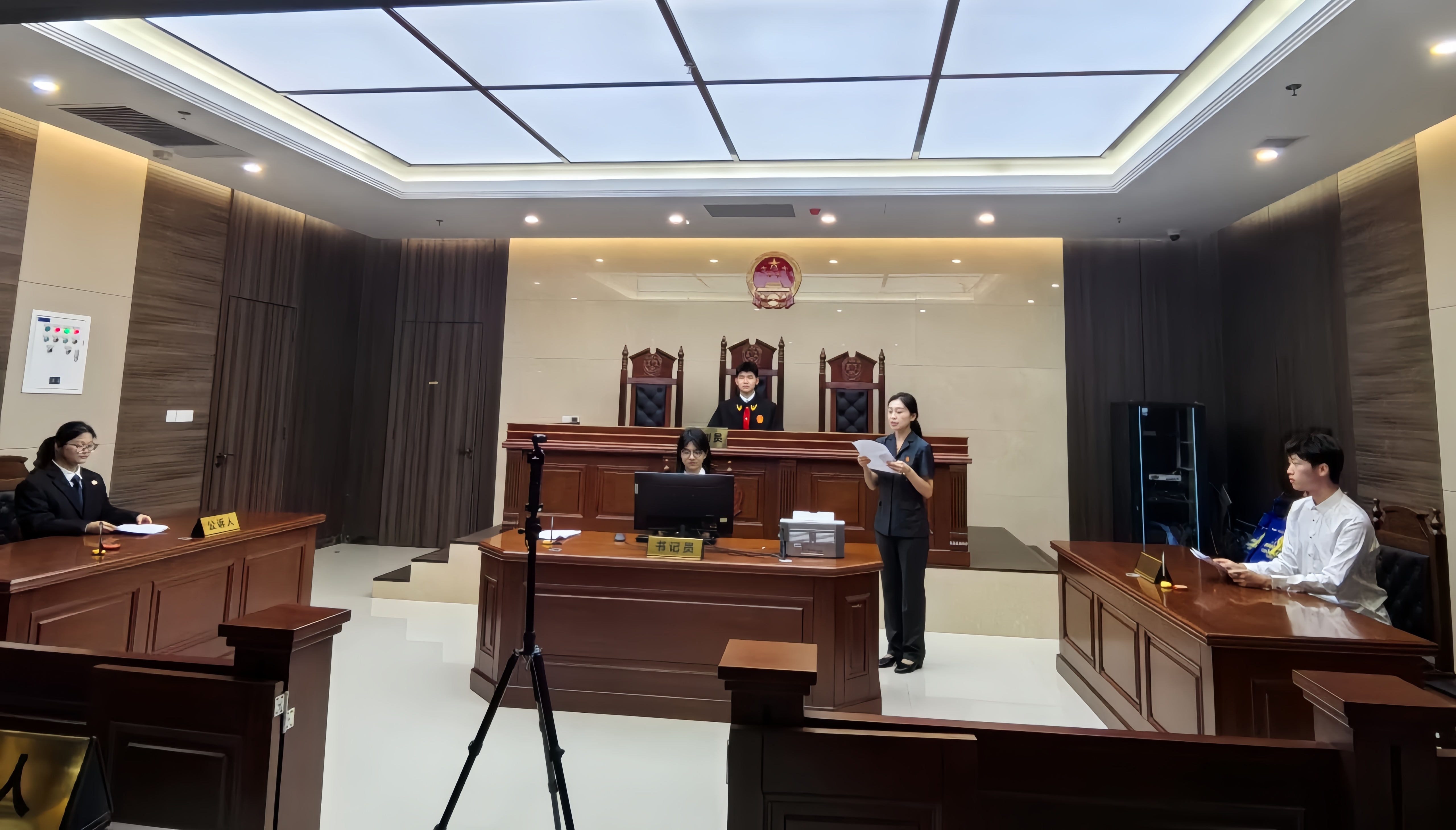 郑州市第十二中学开学法治第一课走进惠济区人民法院