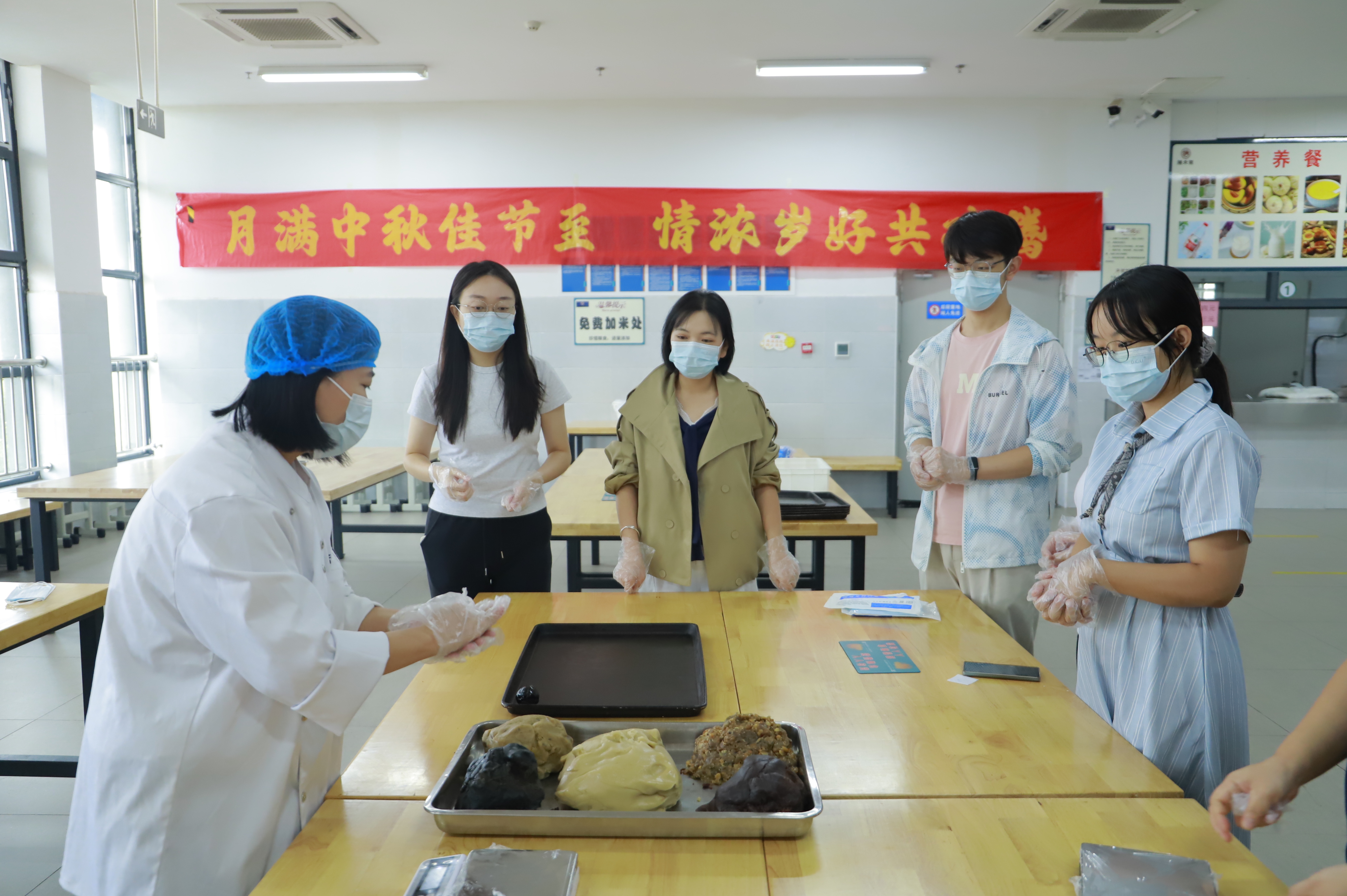 月满中秋 情暖校园 郑州市第十六高级中学开展中秋DIY月饼主题活动