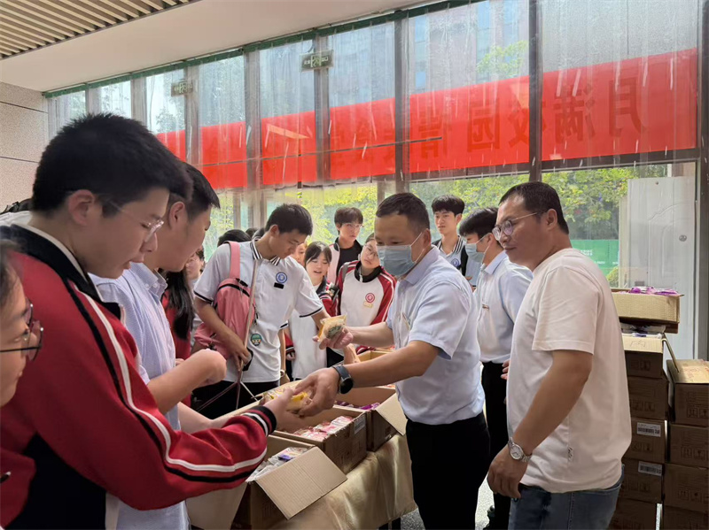 月满中秋 情暖校园 郑州市实验高级中学开展中秋暖心送福活动