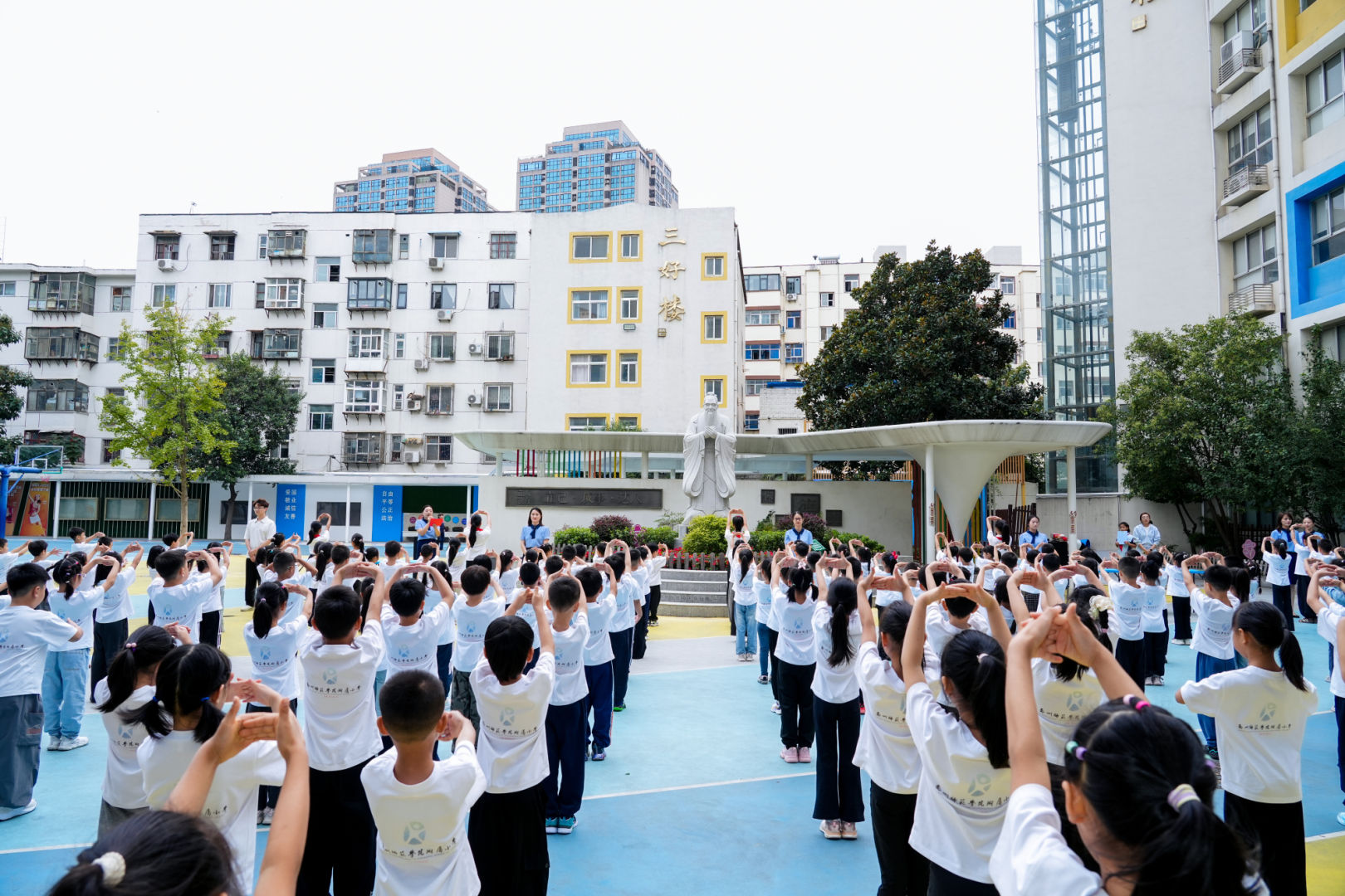 开笔破蒙承古礼 三好启程向未来 郑州师范学院附属小学举行2026级新生“入学季”课程收官仪式
