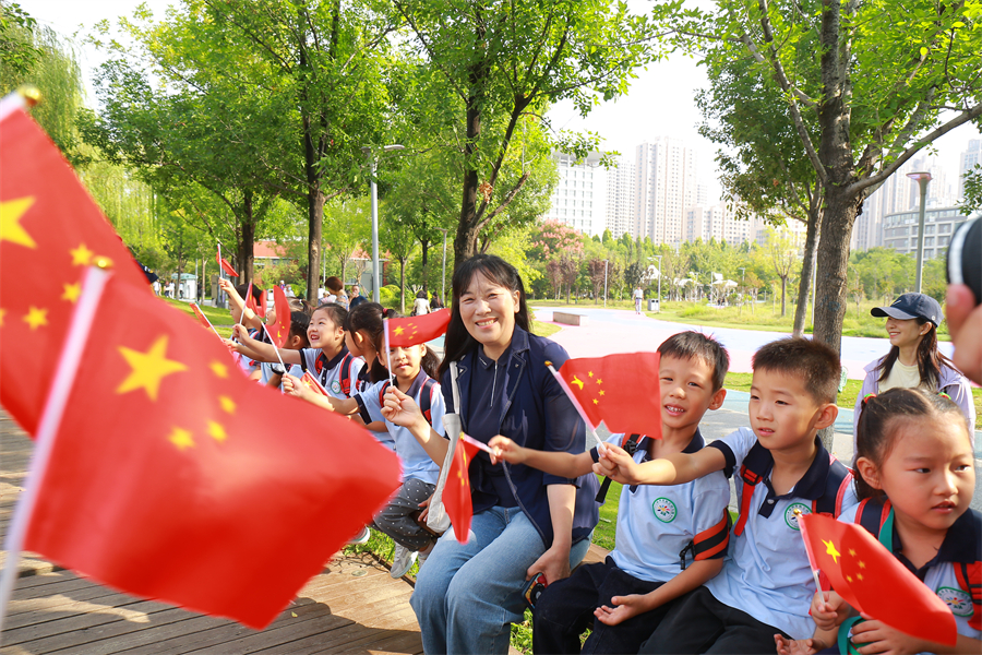 探秘自然 健康“童”行——郑州市教工幼儿园开展秋季社会实践课程