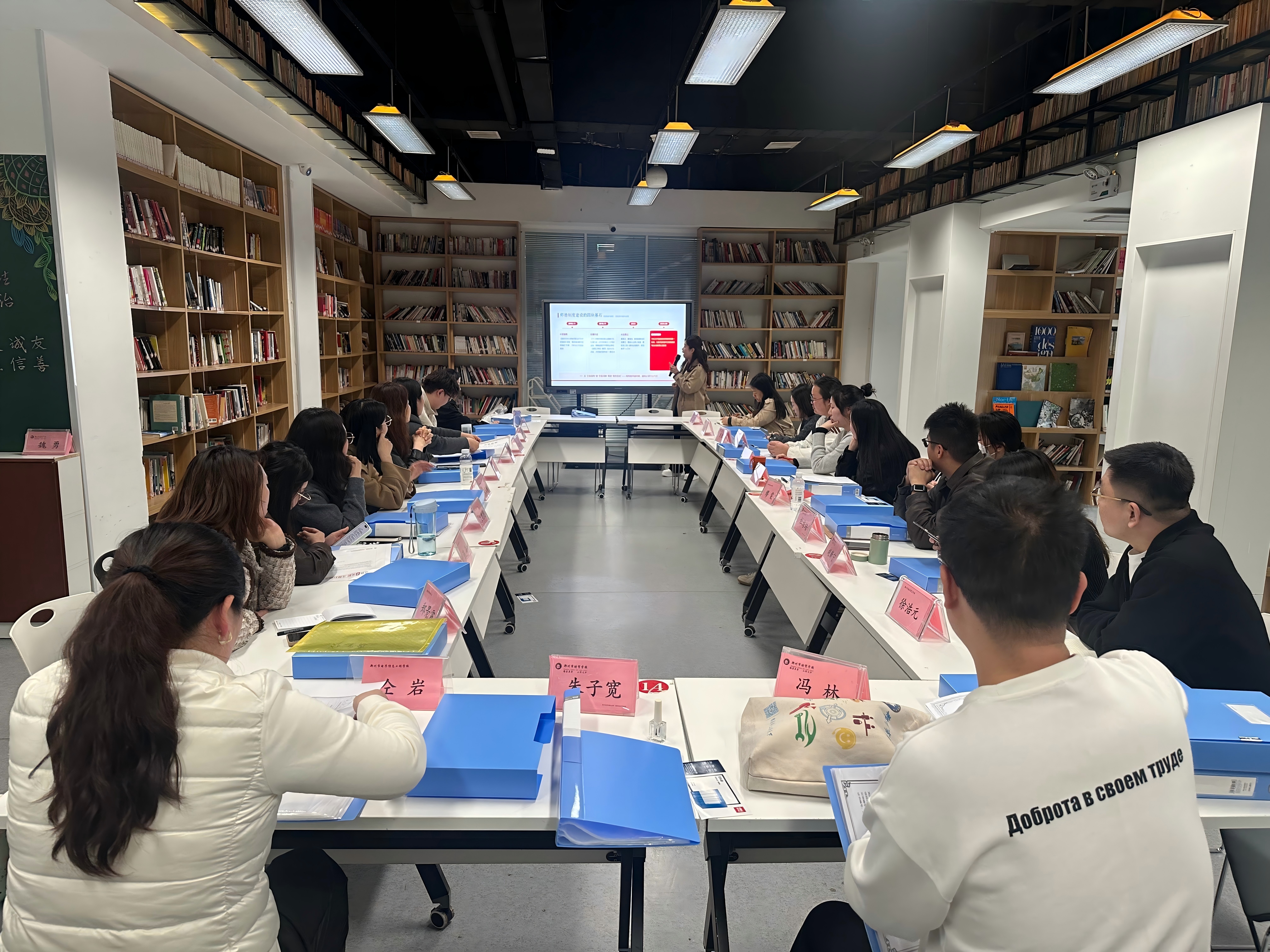 郑州市名师贺清华中职商贸工作室师德主题研讨活动侧记