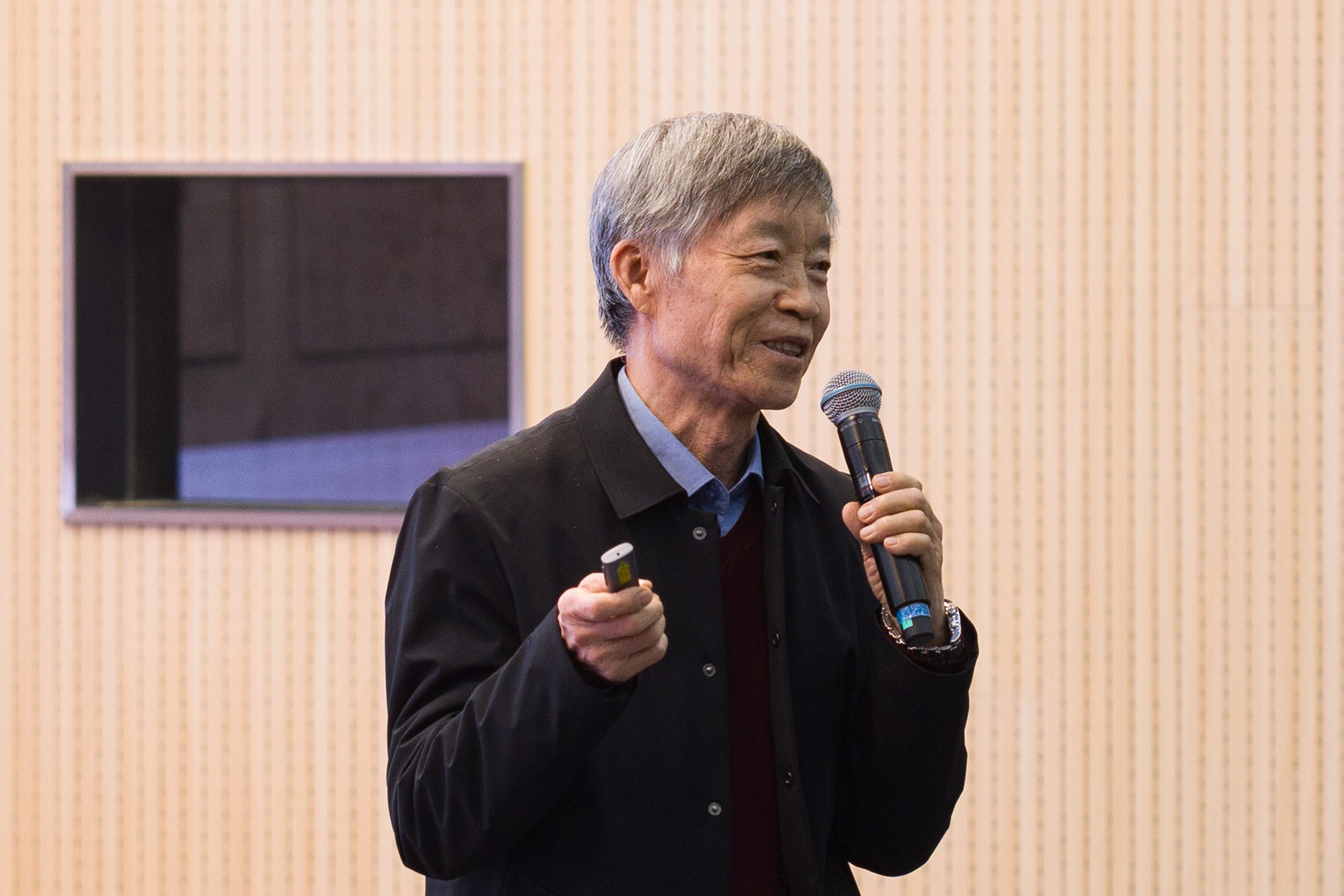 听名医校友讲中医！王新志重返郑州一中，解读 “象思维” 里的生命智慧