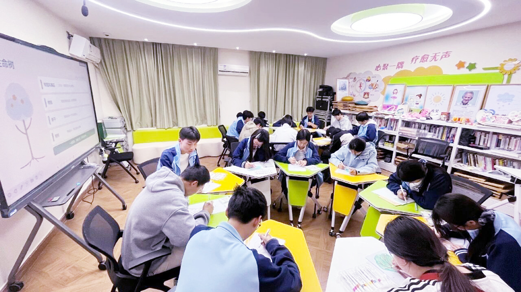 画出三年后的自己 郑州市科技工业学校开展“我的生命树”心理团辅活动