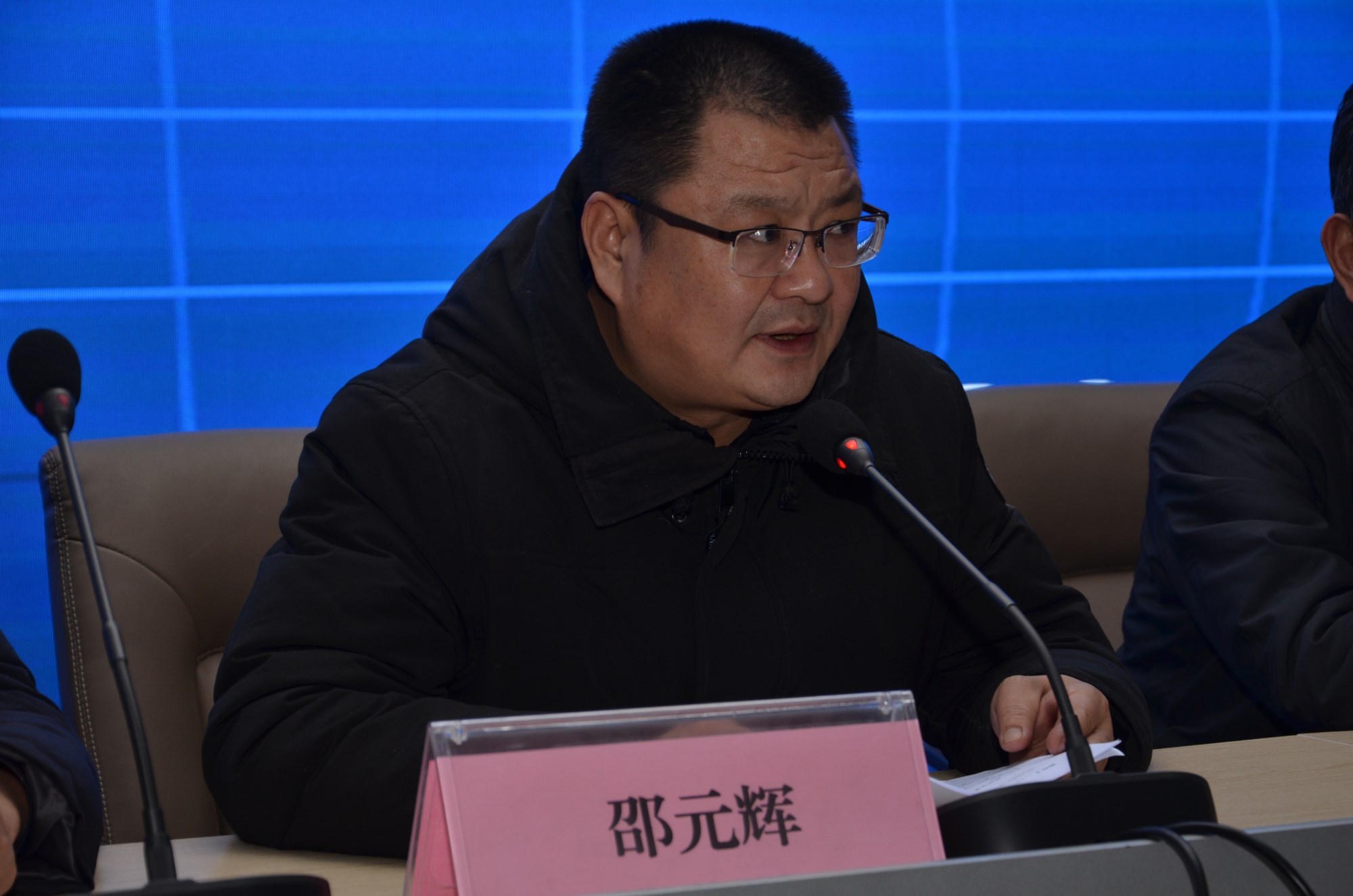 考核组成员邵元辉讲解考核表填写方式