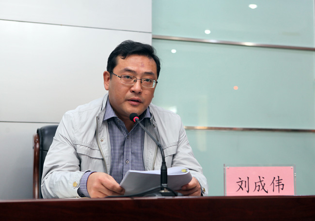 郑州市委组织部科教处处长刘成伟宣读市委任免决定