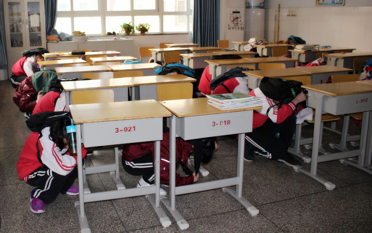 7避险信号发出后,全体学生应急避险