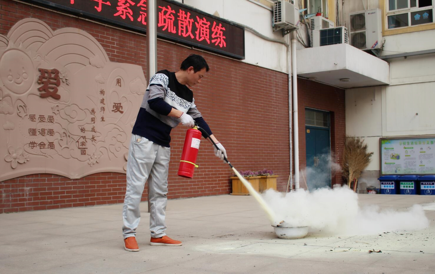 全国第23个中小学安全教育日 郑州49中举行应急疏散演练