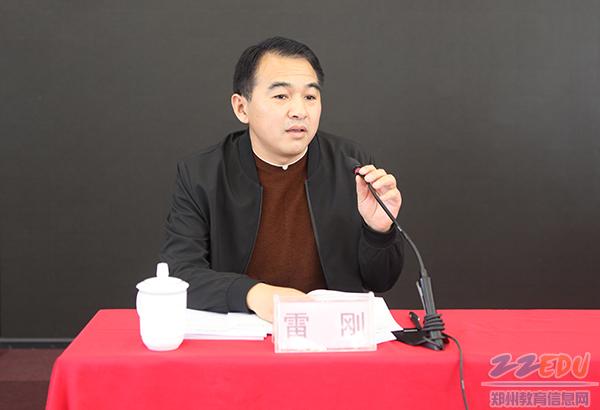 郑州市教育局宣外处副处长雷刚宣读《郑州市学校生活垃圾分类管理工作