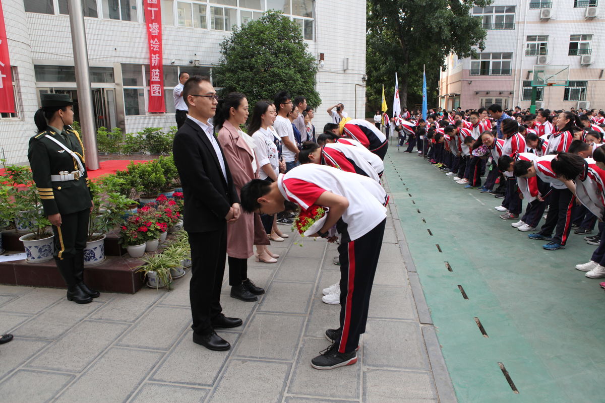 深鞠一躬表達對班主任的感恩和敬意