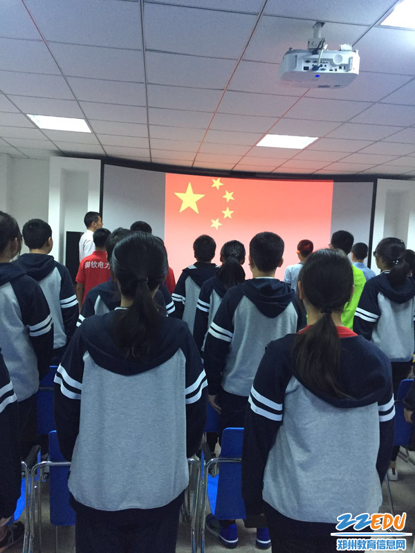 全体起立,奏唱国歌