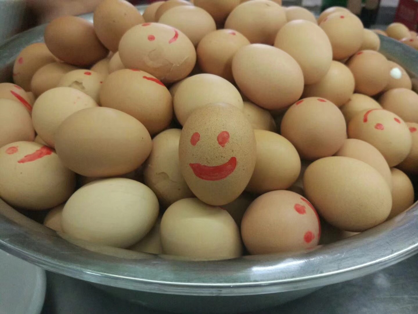 笑脸鸡蛋送给考生