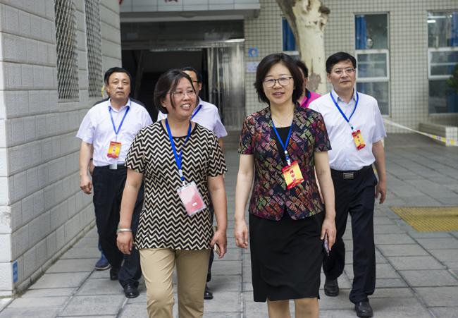 郑州中考首日省教育厅副厅长毛杰副市长刘东巡视我市考点