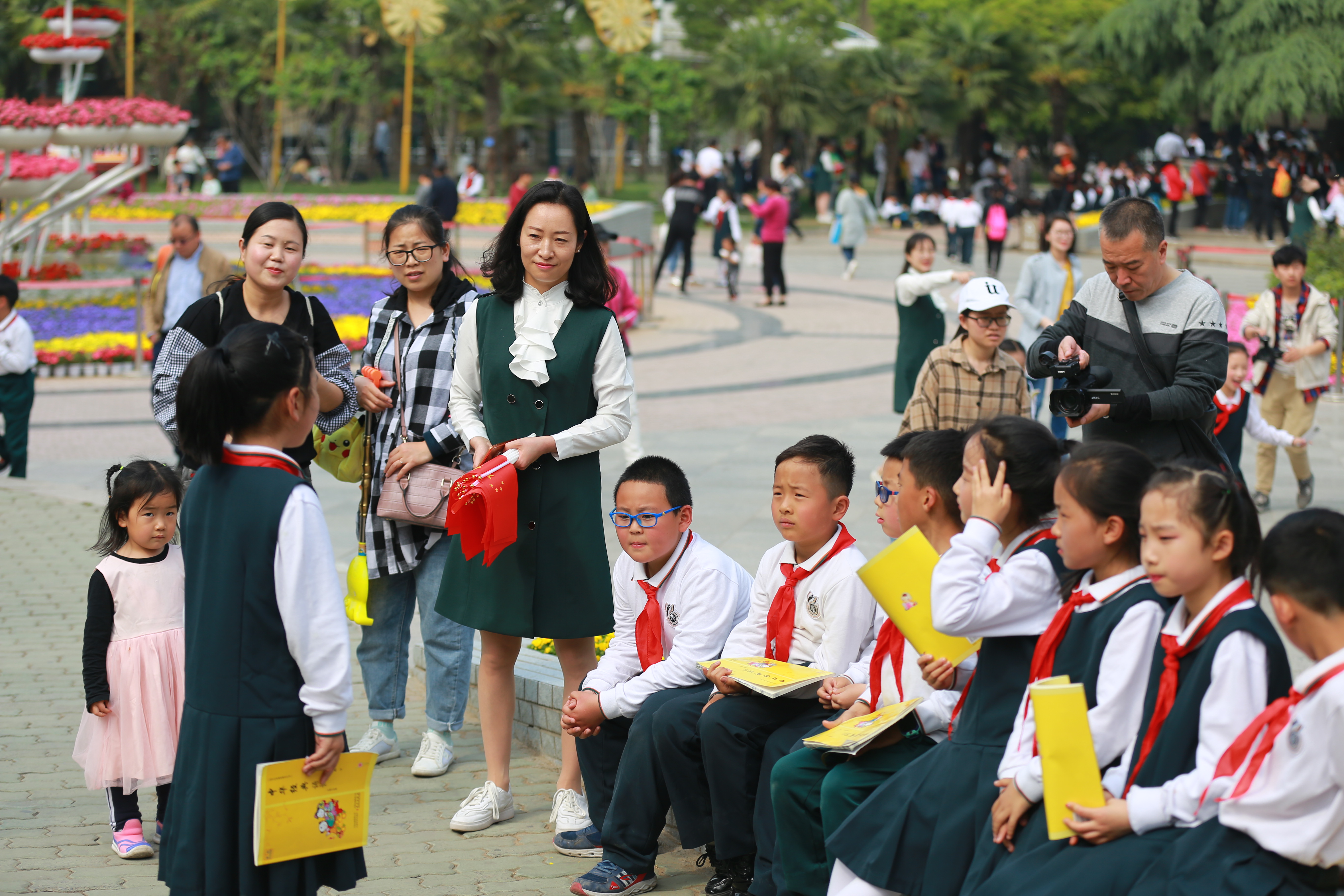 "快闪"迎接读书日 读书点亮中国梦