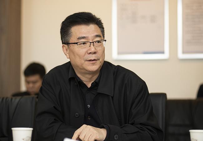 郑州市教育局副调研员王克杰在座谈会上回答市政协委员提出的问题