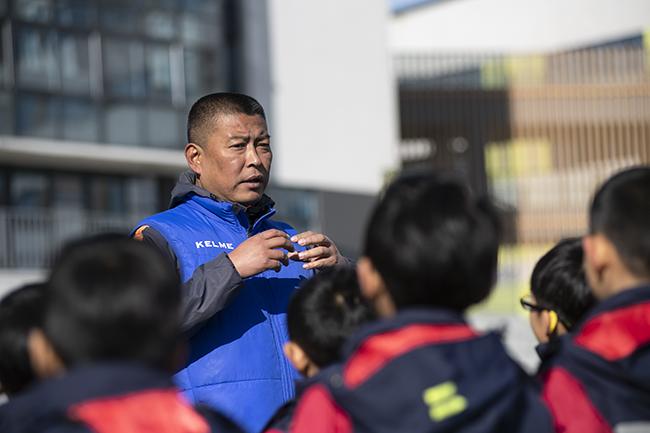 郑州二中足球管理中心主任,总教练陈斌向孩子们传授足球知识和技巧.