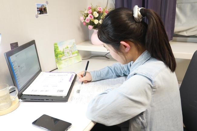 1,在家写作业的我,突然听到钉钉响,要开学了,超兴奋