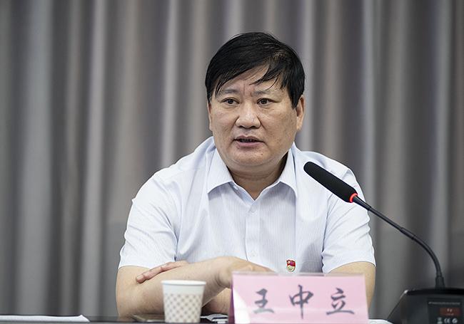 郑州市教育局党组书记,局长王中立讲话.