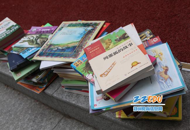 小学委托郑州市小水滴志愿互助中心将捐赠图书带给我市偏远乡村学校小