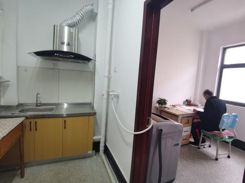 已入住教师周转房的教师在安静的批改作业