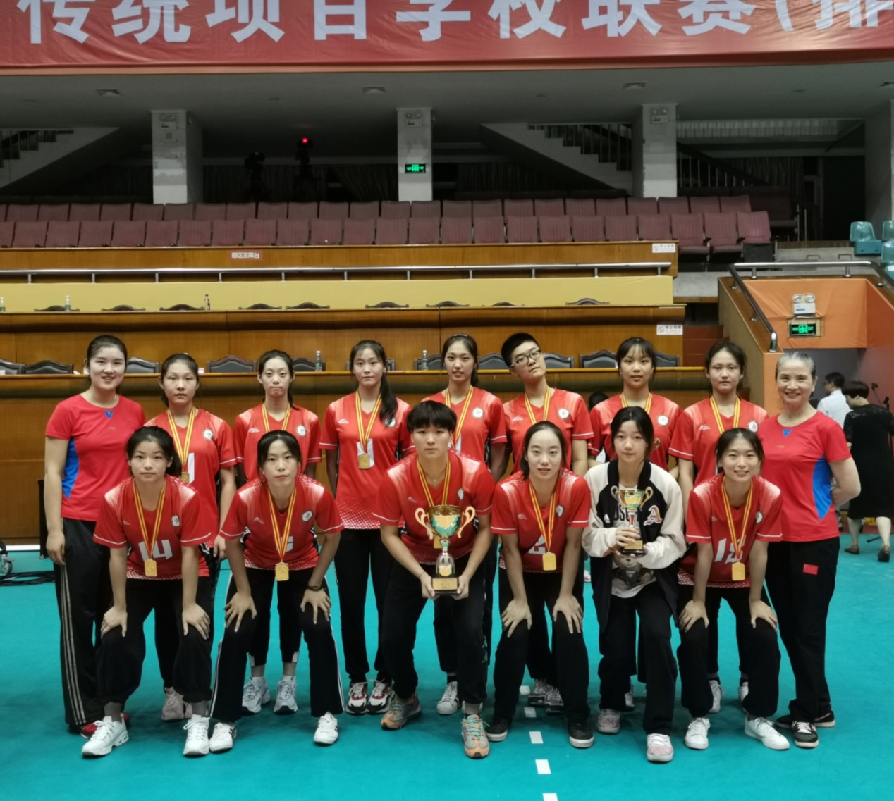 参加在福建漳州举行的全国体育传统项目学校联赛(排球项目)比赛中,获