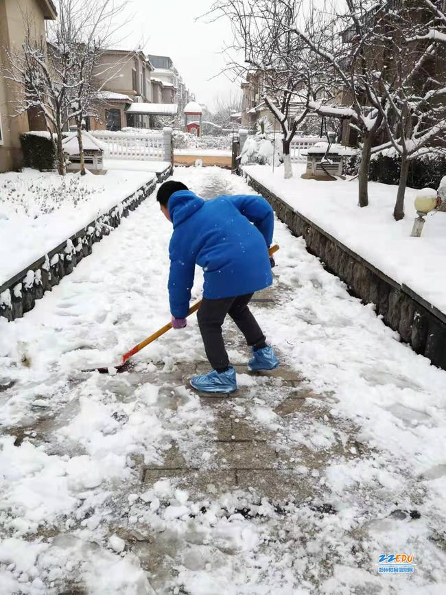 郑州八中开展万名团员扫雪除冰实践活动