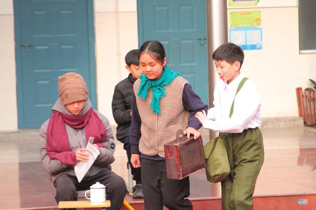 讲雷锋故事做志愿活动学雷锋路上金水区四月天小学师生齐上阵