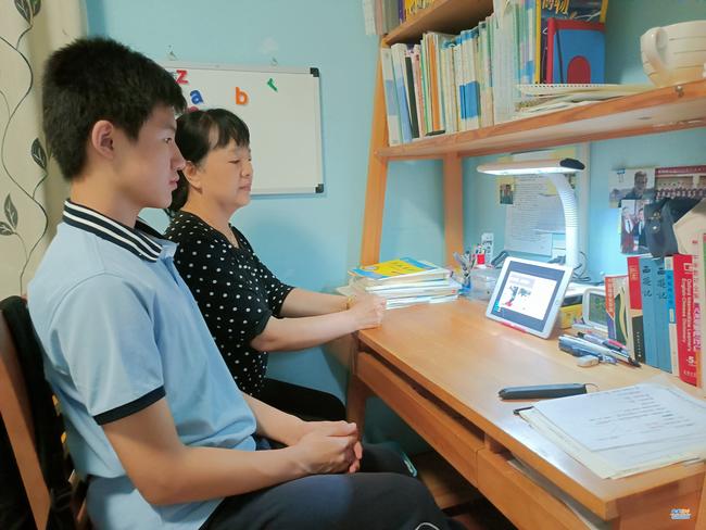 隔空不隔爱金水区经纬中学召开线上家长会