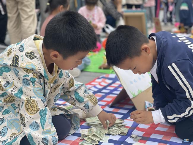 10.一块、两块、五块、十块……孩子们一起仔细地清点今日的“爱心交易额”并整理好