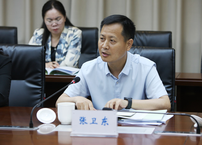 郑州市二七区陇西小学教育集团校长张卫东就集团化办学方面做了发言