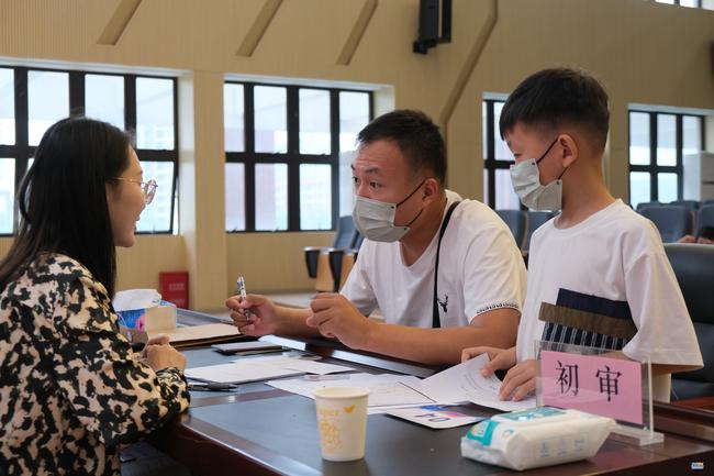 郑州外国语小学报名点工作人员进行材料初审