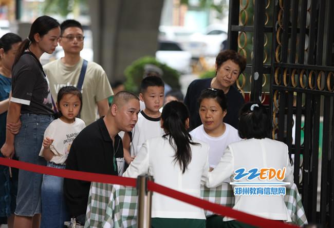 金水区沙口路小学设置政策咨询岗，现场为家长解答招生政策等。