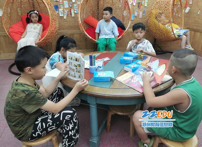 管城区回民第一小学为新生设立等候区，提供绘本阅读、绘画等服务。