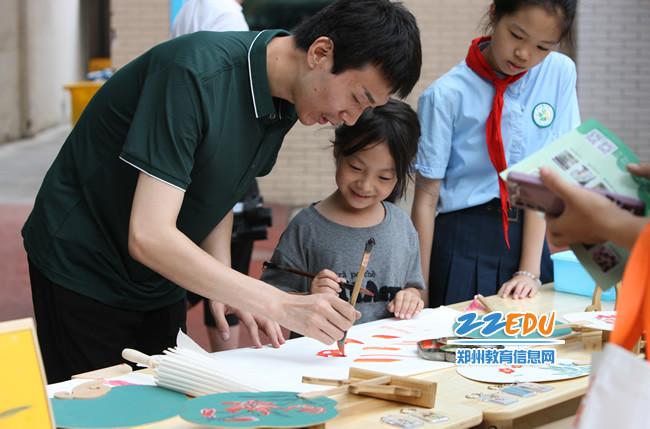 金水区沙口路小学老师指导新生绘画