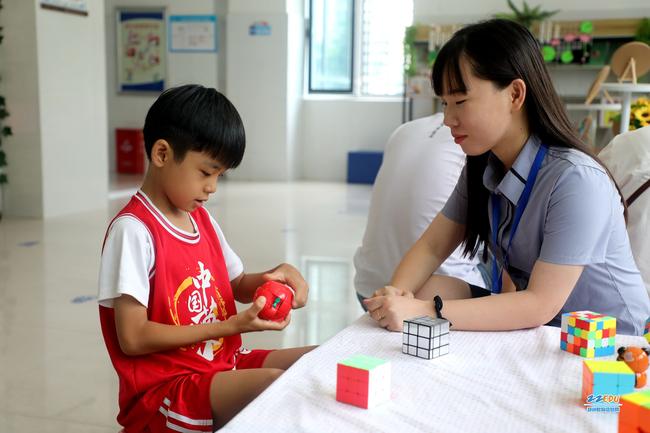 惠济区实验小学纪元校区报名现场，孩子在老师的指导下完成课程体验
