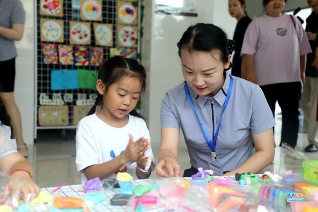 惠济区实验小学纪元校区在报名现场准备了丰富的课程体验