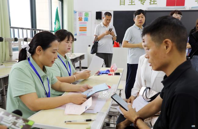 经开区外国语第二小学报名现场，资料审核