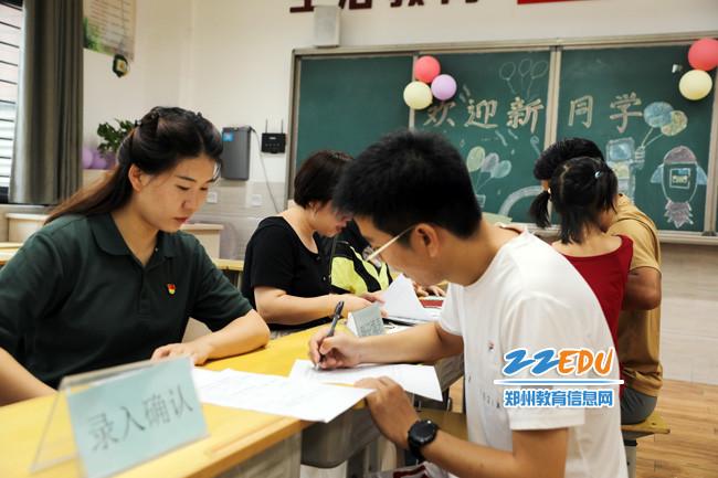 分时分段预约报名，家长们现场填写报名信息。