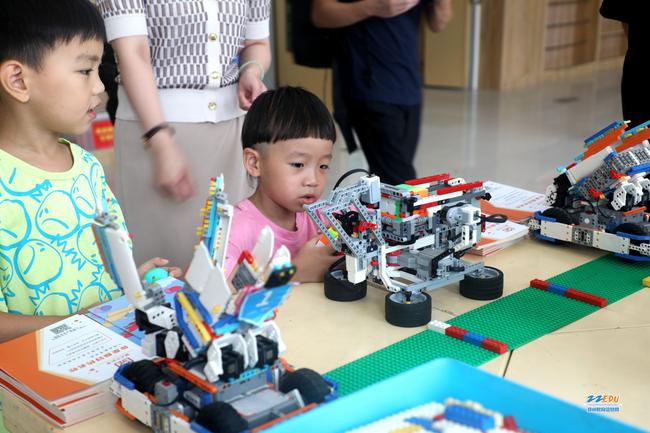 郑州大学实验小学，孩子们正在体验学校的社团课程