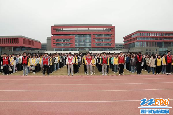 行走在春天里郑州市第十六高级中学高一学子赏春光旖旎