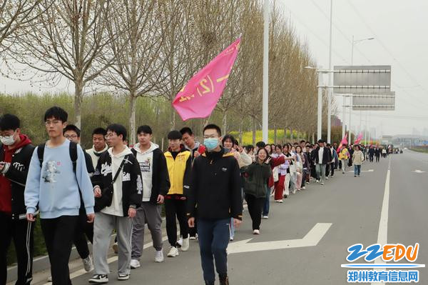 行走在春天里郑州市第十六高级中学高一学子赏春光旖旎