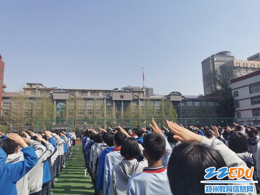健康体重从我做起郑州八中举行第36个爱国卫生月主题活动升旗仪式