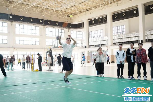 谁"羽"争锋 郑州航空港外国语高级中学第一届"志远杯"羽毛球团体赛