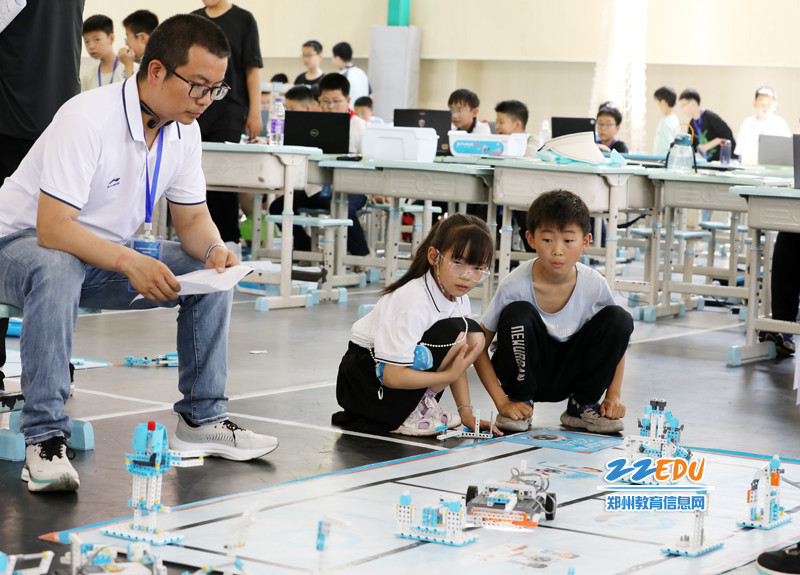 第25届郑州市学生信息素养提升实践活动科创实践现场赛举行