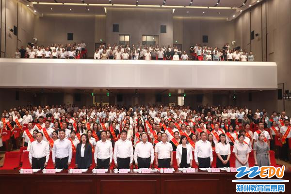 大会在雄壮的国歌中拉开序幕