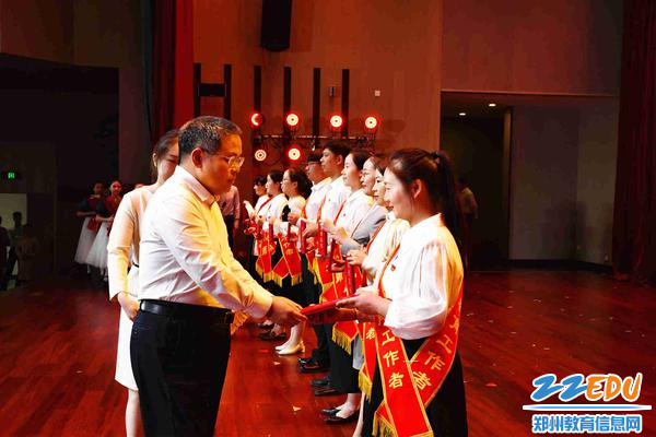 郑东新区党工委副书记、管委会主任牛瑞华为受表彰教师颁奖