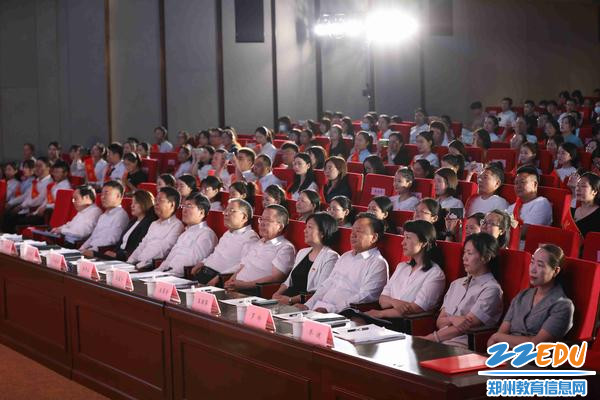 出席领导与嘉宾台下观礼