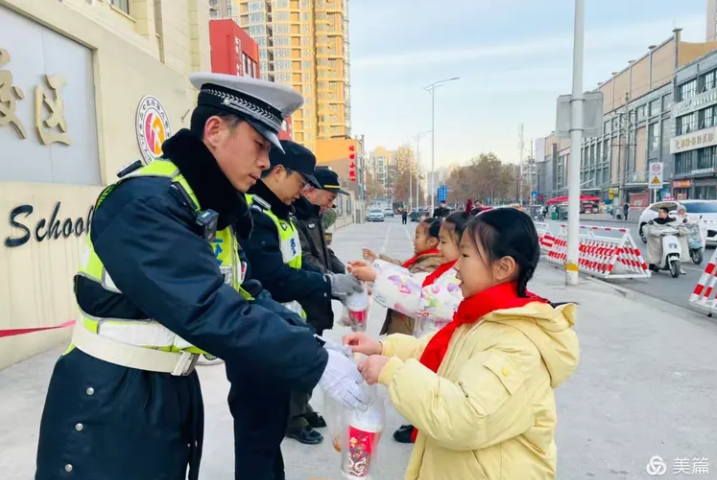 为民警送节日祝福 品尝美食 体验民俗 郑州校园里的这个腊八有点暖