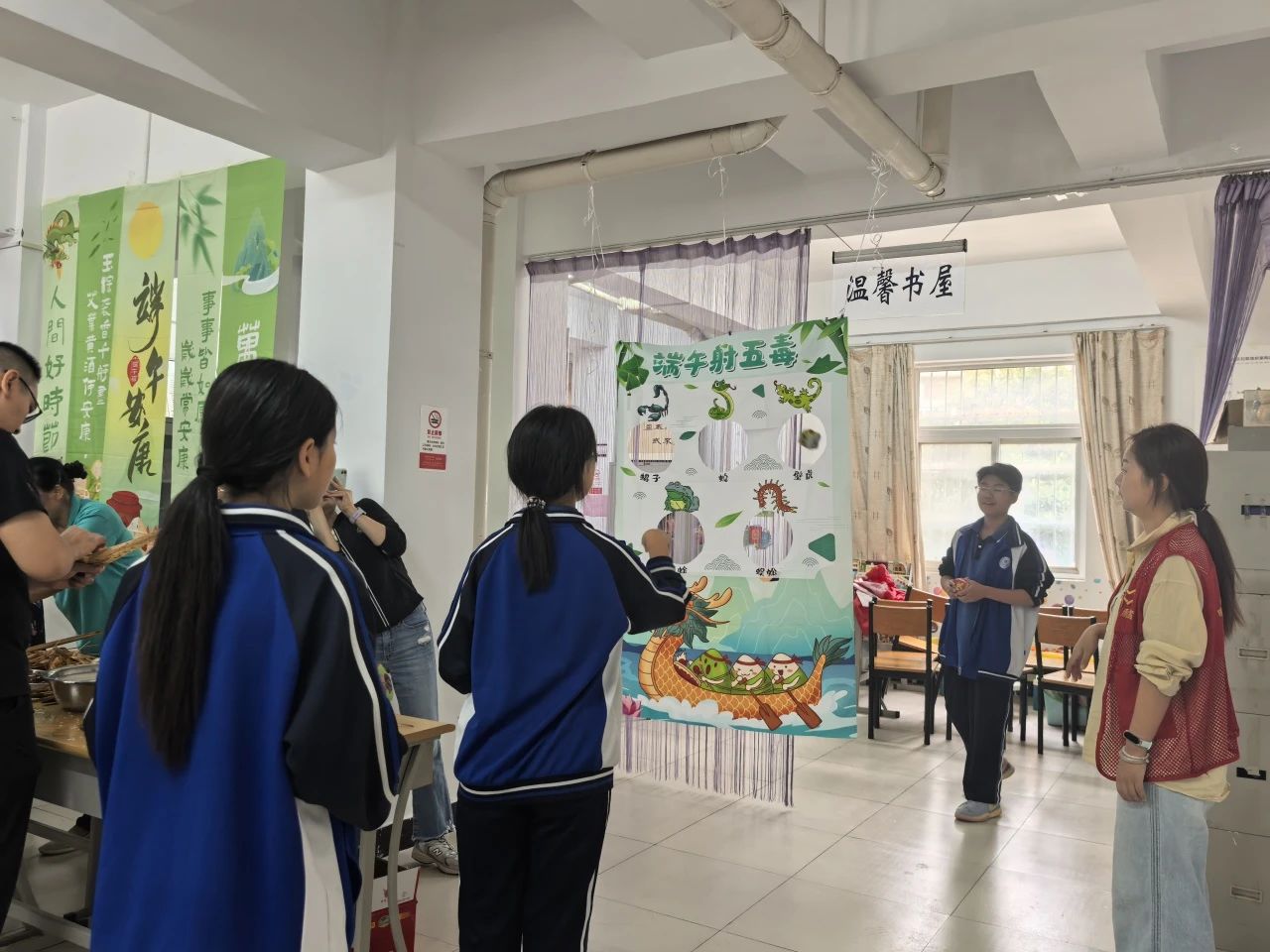 从《离骚》吟诵到溯源艾草：郑州学子沉浸式解锁端午“千年密码”