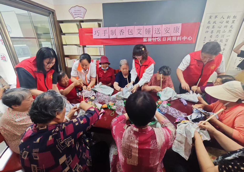 郑州市中小学校外实践教育中心携手社区共庆端午 传承民俗送温情